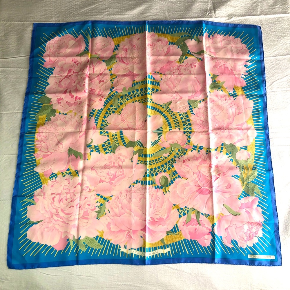 ✨Vintage Hermès “Le Piviones” silk scarf ✨